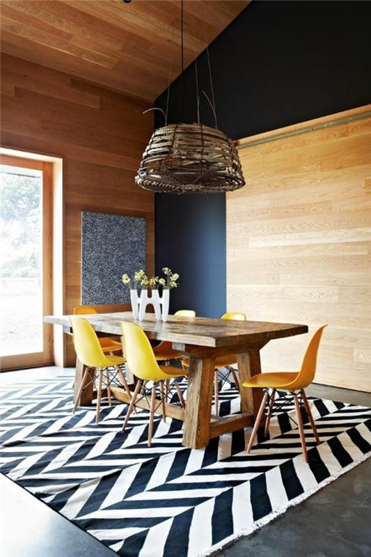 Unredamento moderno con un tavolo di legno e sedie gialle, decorazione con un tappeto