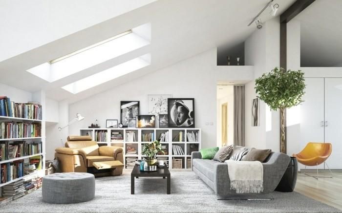 Soggiorno con soffitto in pendenza, divano di colore grigio, tavolino basso di legno