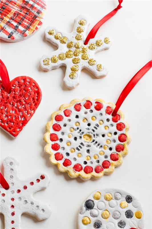 Boya, parıltı ve kurdele ile yıldız şeklinde Noel pastası Noel dekoratif objeler