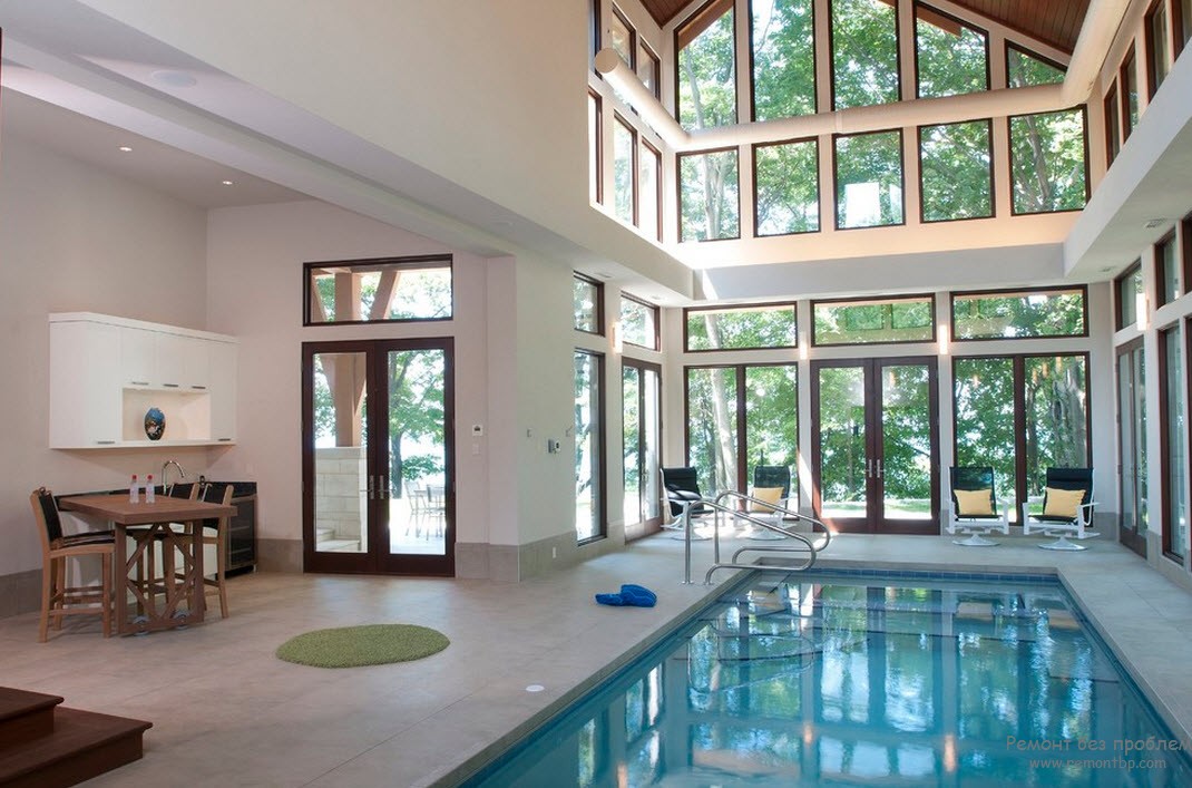 Una piscina que complementa a la perfección el interior