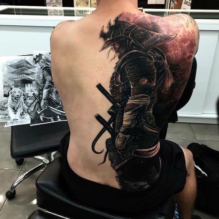 samurajų tatuiruotė ant nugaros realistinė manga