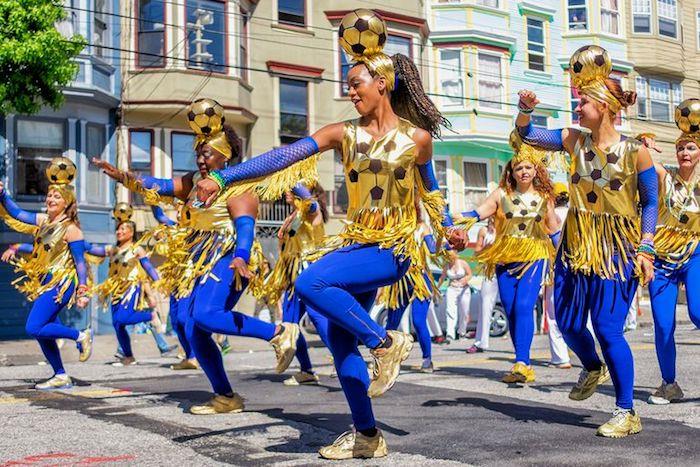 Futbol karnavalı kılık, San Francisco sokaklarında Salı günü Shrove için nasıl giyinilir