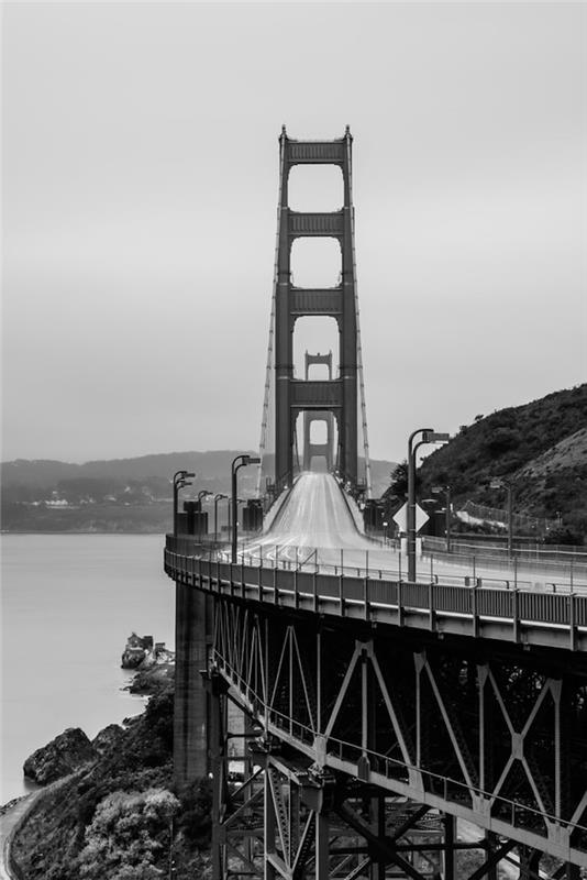 Črno -bela fotografija črno -belega mostu Golden gate iz San Francisca, ki simbolizira črno -bele barve