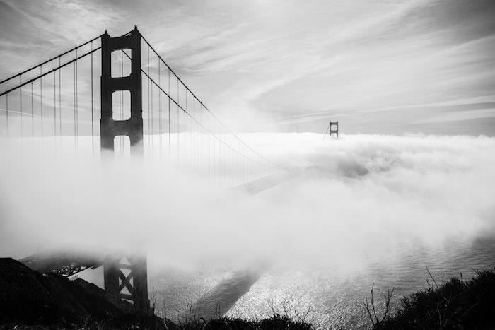 Megla okoli mosta Zlata vrata San Francisca črno -bela fotografija, ideja, ki jo simbolizirata bela in črna