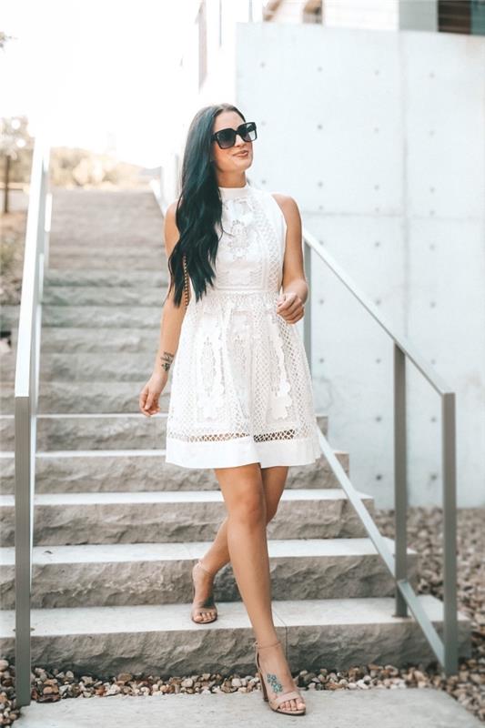 beyaz bir dantel elbiseyi yüksek ayakkabılarla nasıl giyeceğinize dair bir fikir, beyaz bir elbise giymek için hangi renk ayakkabılarla