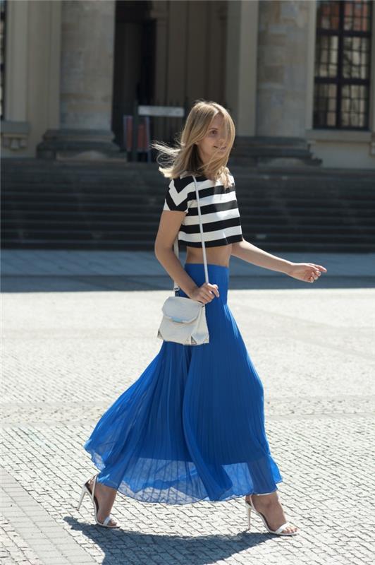 baltas pečių krepšys, mėlynas klostuotas sijonas, aukštakulniai sandalai, dryžuota palaidinė