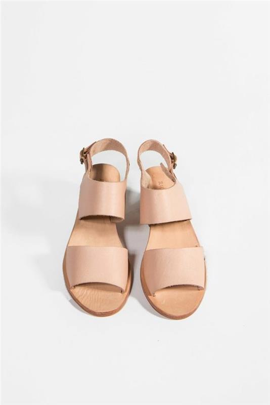 smėlio spalvos odinės basutės-naujausios moteriškų vasaros batų tendencijos