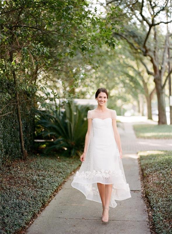 gelin için uzun beyaz elbise, çiçek dantel süslemeli büstiyer kalpli gelinlik modeli