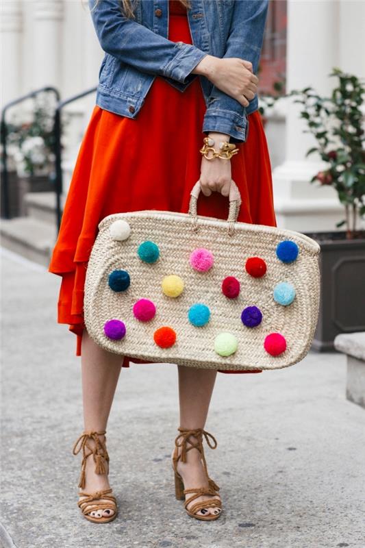 kadınlar için moda aksesuarı, yün ponponlarda çok renkli süslemeli büyük hasır çanta modeli