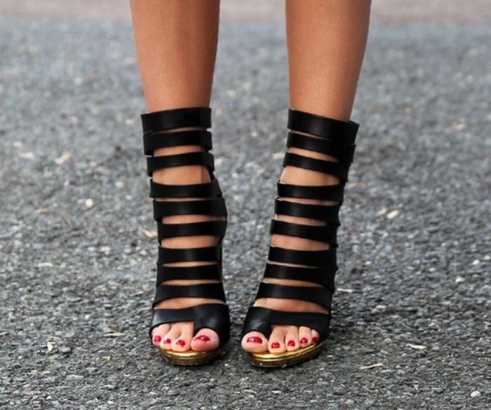 juodi-super-prašmatnūs-aukšti sandalai