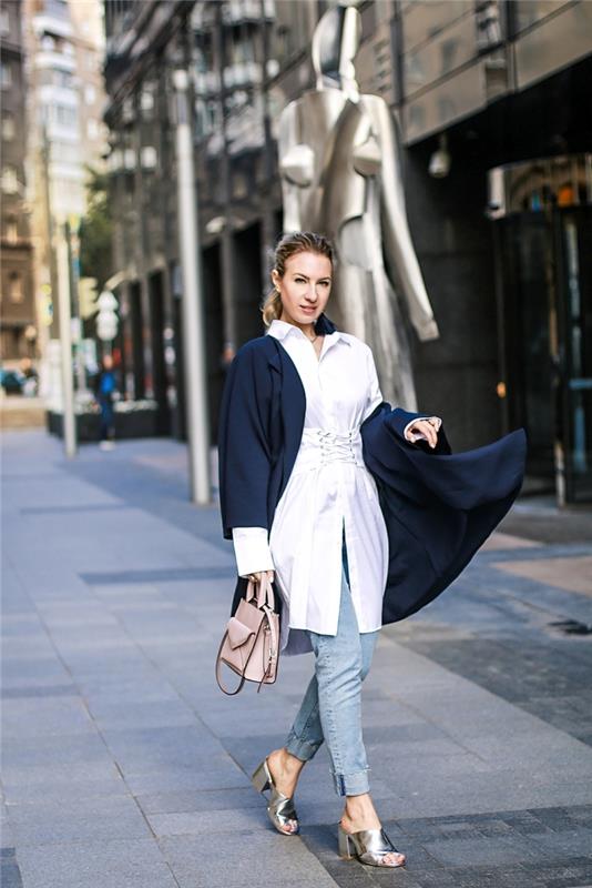 elegantna ženska v viziji s svetlimi kavbojkami in belo majico tuniko, primer svetle ženske jakne v temno modri barvi