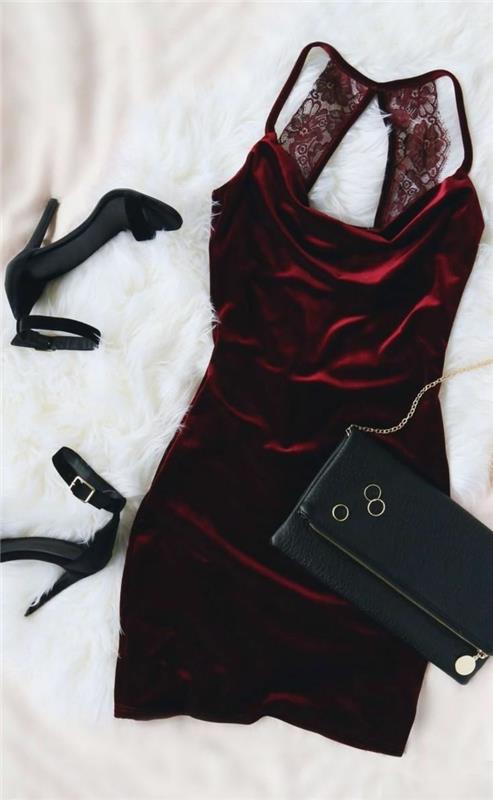 kırmızı kadife elbise, siyah çanta, siyah sandaletler, çıplak dantel sırt, siyah dikdörtgen debriyaj, beyaz kürk ekose