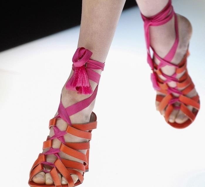 izberite trendovski ženski spomladanski čevelj, modele oranžnih sandalov na čipko z rožnatimi trakovi fucshia
