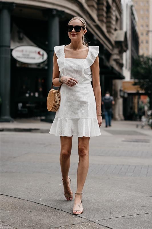 fırfır detaylı beyaz kısa elbise ile şık bayan elbise tarzı, trend hasır çanta modeli