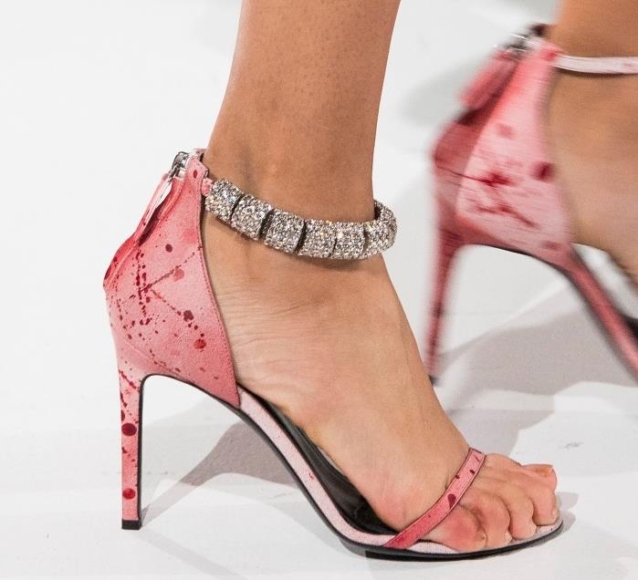 model sandalov trenutni trend v pastelno roza izvedbi z okrasjem v zapestnici za gležnje z diamanti