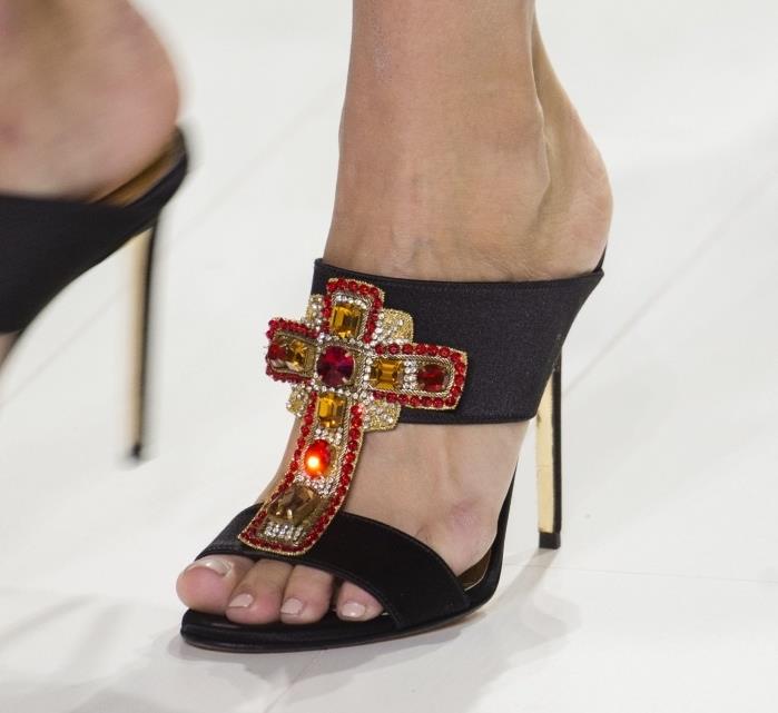 modeli sandalov z visokimi petami s križno oblikovano dekoracijo z rdečimi in zlatimi kristali iz kolekcije Versace