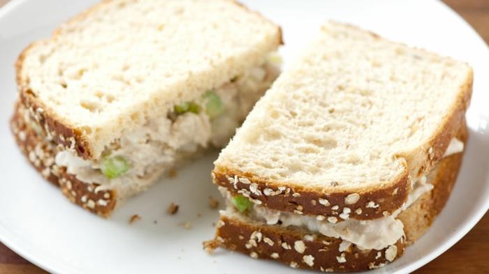 recept za piknik, sendvič s tuno, zelena, čebula, majoneza, limonin sok med rezinami kruha, enostavna ideja za piknik