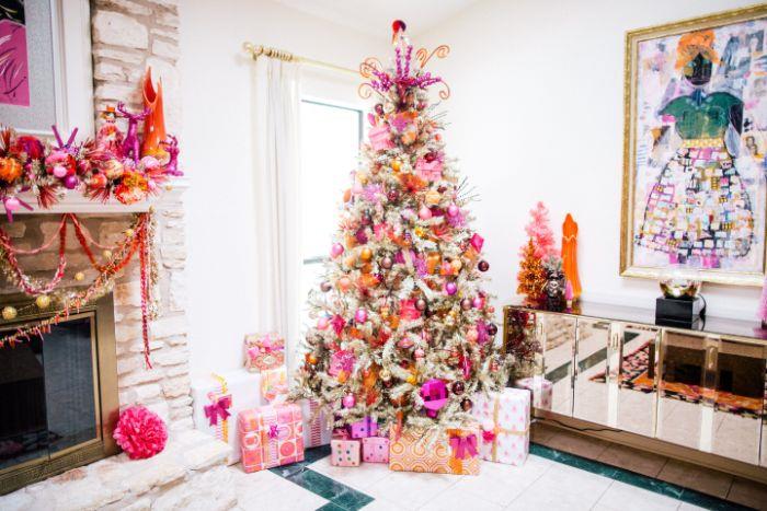 izvirno oblikovanje božični sapi s kroglicami iz rožnato zlatih ali rjavih venčkov in množica elegantnih okraskov ideja abstraktna umetnost izvirni božični dekor