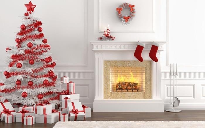 balta eglė, dekoruota dviem spalvomis netikra Kalėdų eglutė baltos šakos raudoni rutuliai raudona girlianda
