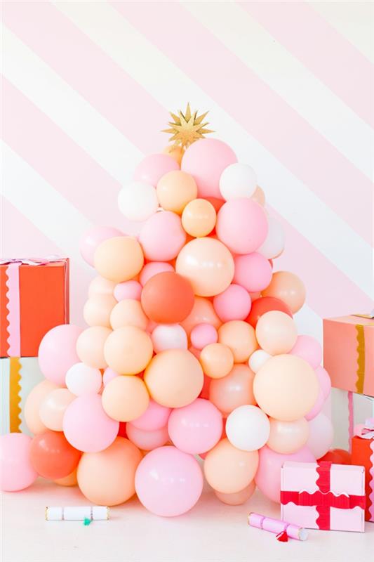 Kalėdų eglutės balionų puošmena rožinės ir oranžinės spalvos balionuose, pagamintuose iš sodo grotelių ir apvalių balionų