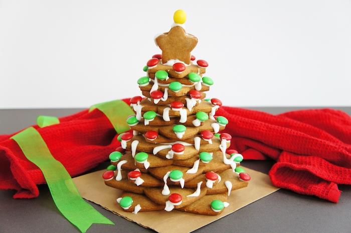 gurme Noel ağacı süslemesi, Noel zencefilli kurabiye, beyaz krema ve şeker süslemeli mm