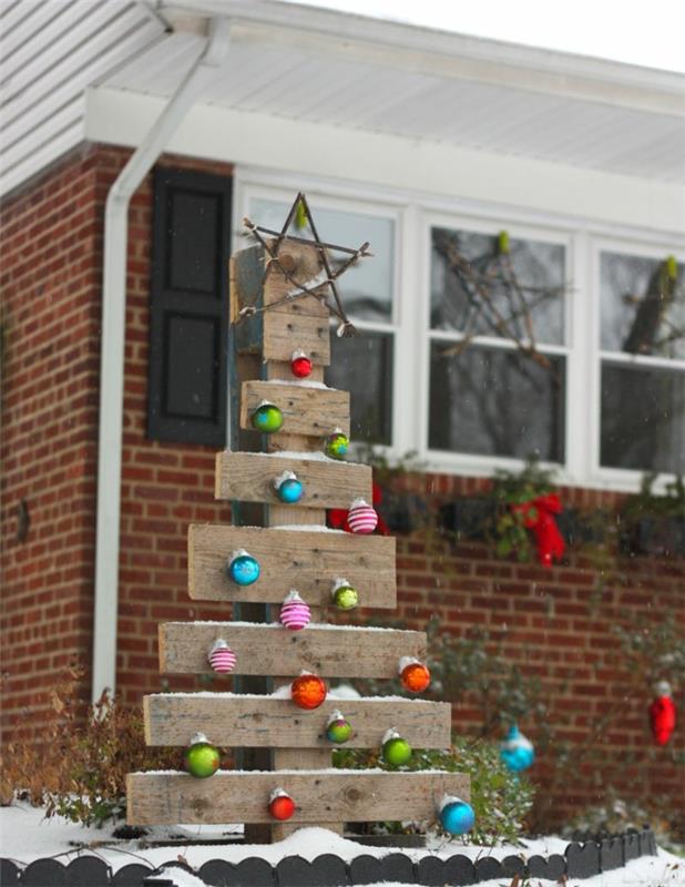 „Pasidaryk pats“ puošmena, kurią galima įdėti į savo sodą, medinė eglutė, žvaigždė, kabančios Kalėdų rutuliukai ir žvaigždutė pagaliukuose