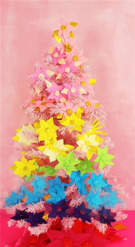 kağıttan yapılmış çok renkli Atatürk çiçeği ile süslenmiş pastel pembe yapay Noel ağacı