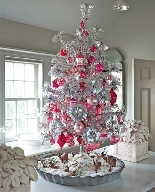 beyaz-noel-ağacı-gümüş renkli-ağaç-ve-pembe-dekoratif-toplar