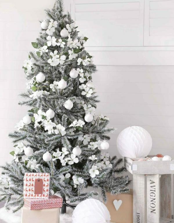 beyaz-noel-ağacı-güzel-noel-dekorasyonu