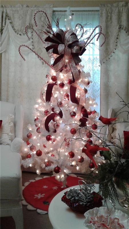 balta Kalėdų eglutė interjero dizainas Kalėdų šviesa netikras medis snieguotos šakos raudoni kaspinukai