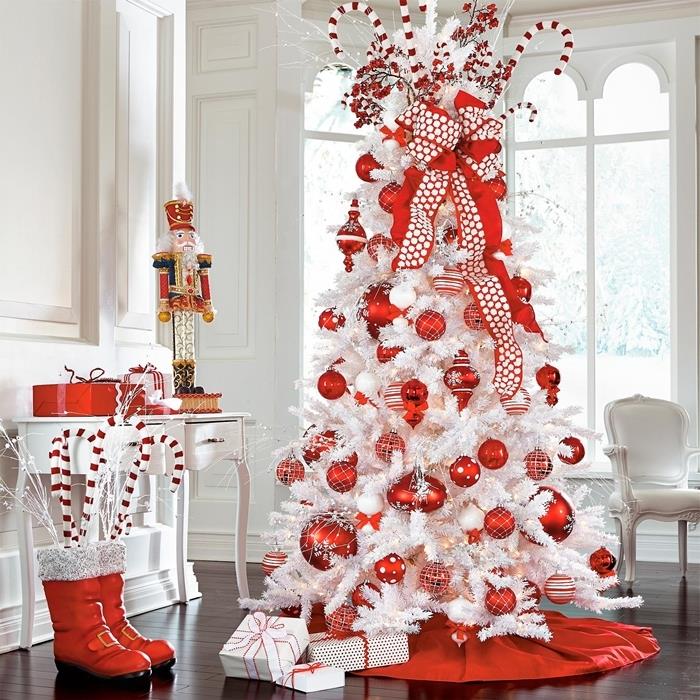 balta eglutė netikras medis baltos šakos raudona juostelė didelio dydžio kalėdiniai rutuliai raudoni