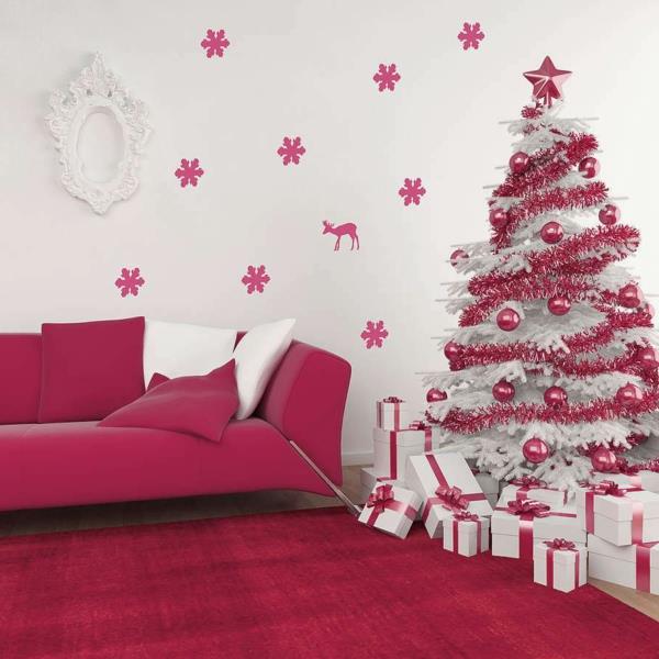 Noel ağacı-beyaz-kırmızı-çelenk-halı-ve-kırmızı-kanepe