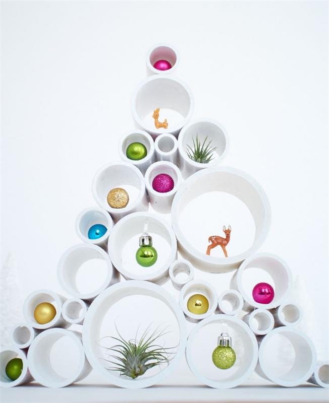 İçinde renkli Noel topları bulunan geri dönüştürülmüş pvc tüplerden yapılmış başka hiçbir şeye benzemeyen dekoratif ağaç, geri dönüştürülmüş malzemelerle el yapımı Noel dekorasyonu