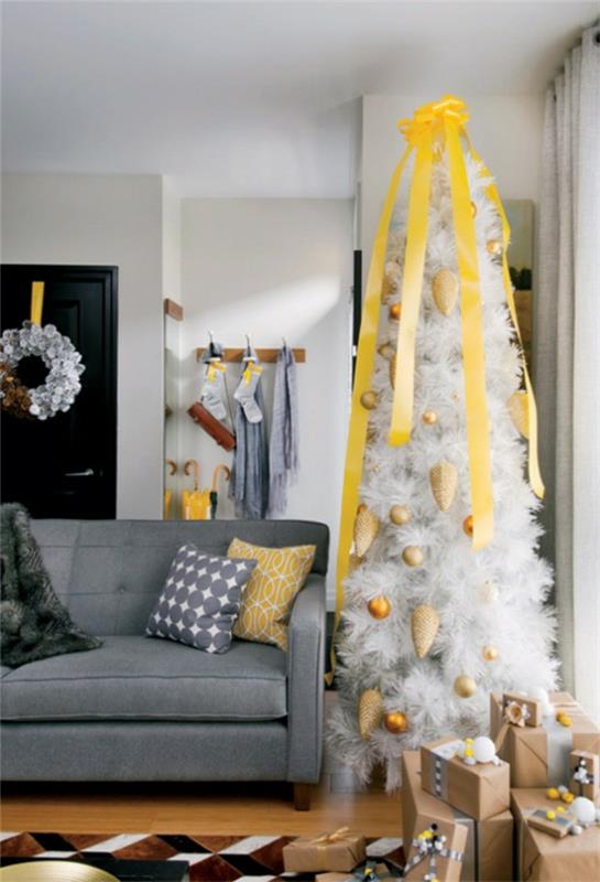 beyaz-noel-ağacı-beyaz-köknar-sarı-elemanlarla dekore edilmiş-gri-kanepe