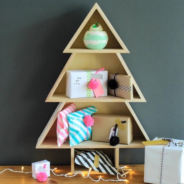 Ahşapla Noel için manuel aktivite fikri, hediyeler için duvar deposu şeklinde ahşap bir Noel ağacı yapın