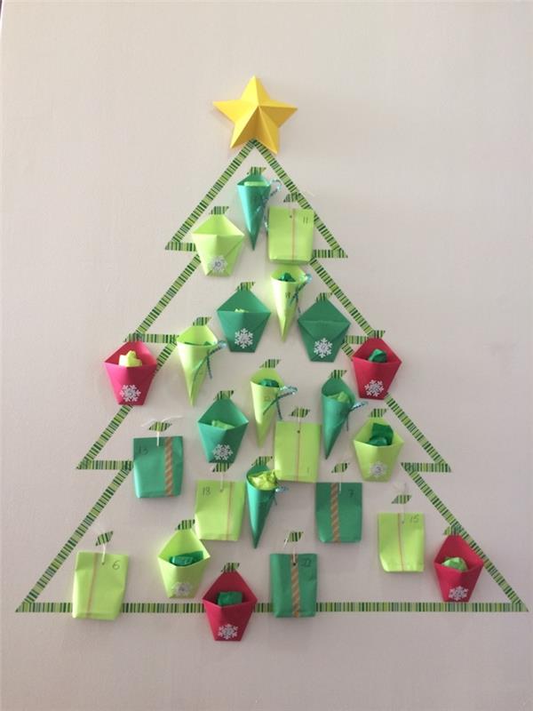 ant sienos pritvirtinta „washi“ juostinė Kalėdų eglutė su raudono ir žalio popieriaus dovanų paketais ir geltona žvaigždute, „pasidaryk pats“ advento kalendorius