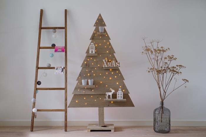 büyük cam vazo, kuru çiçekler, küçük Noel lambalarıyla aydınlatılmış Noel ağacı, İskandinav tarzı Noel dekorasyonu, püskül çelenkli merdiven