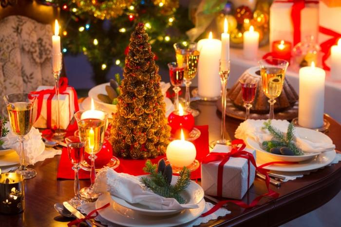 Božično drevo in bela sveča, osrednji del, okrogla sveča, darila, zavita v beli papir, drevo z lahkimi venci