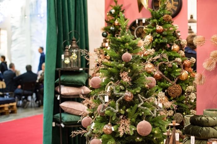 pudra pembesi ve metalik efektli süslemelerde büyük toplarla şık bir Noel ağacını nasıl süsleyeceğinize dair fikir