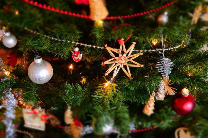 žalia eglutė, papuošta kalėdiniais ornamentais, mažos auksinės ir sidabrinės eglutės, Kalėdų rutuliai, pasidaryk pats žvaigždės, perlų girliandos