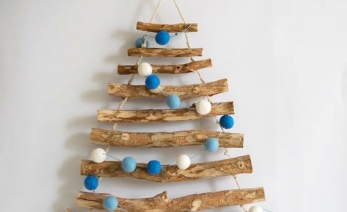 Noel-ağacı-tasarım-açık-ahşap-ve-Noel-baubles-beyaz-ve-mavi-kumaş