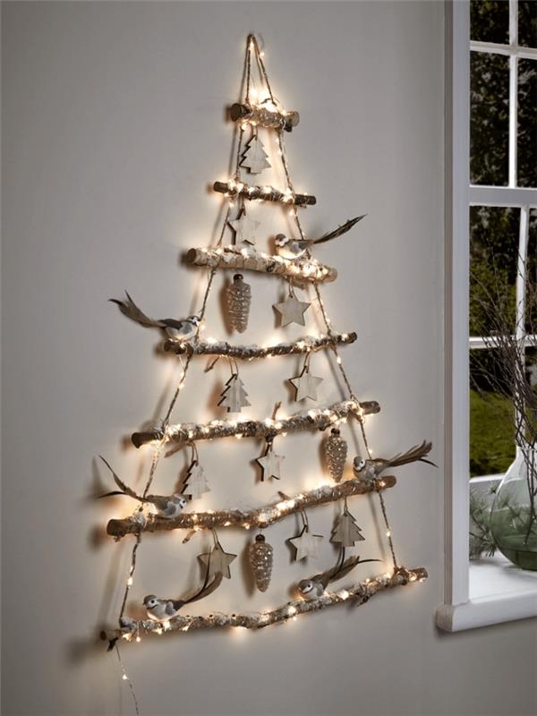 Ahşap dallar ve ip ile Noel için kolay DIY, evde yapmak için asılı tasarımlı Noel ağacı fikri
