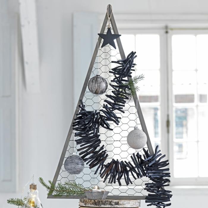 üç ahşap koç boynuzu ve tavuk telinden yapılmış rustik tarzda dekoratif bir Noel ağacı, orijinal bir ahşap ağaç fikri kendin yap