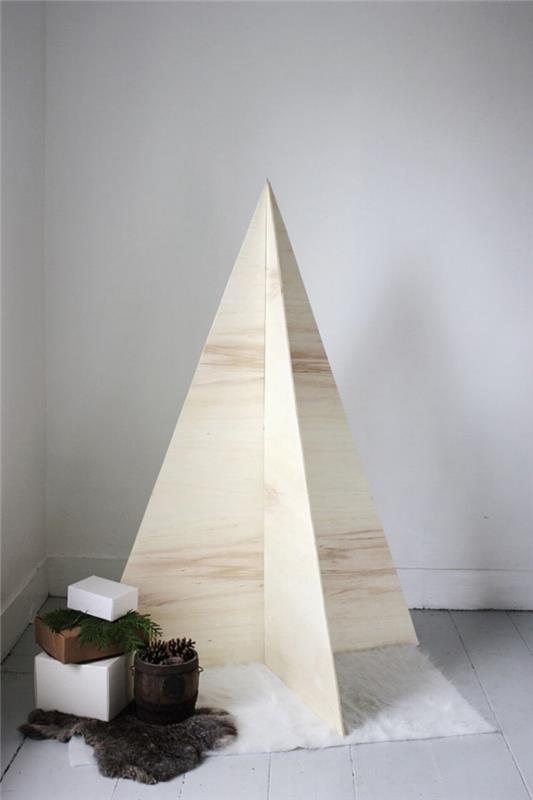 İskandinav tarzı bir parti dekorasyonu için hafif ahşap plakalardan yapılmış minimalist bir tasarıma sahip ahşap Noel ağacı, beyaz bir koza halısı üzerine yerleştirilmiş dekoratif ahşap ağaç