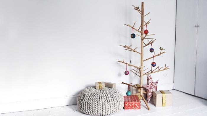 ahşap çubuklarla orijinal bir Noel ağacı yapın, bir DIY Noel dekorasyonu ile minimalist tarzda iç tasarım
