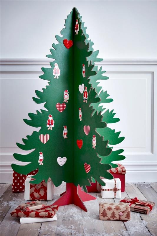 Noel desenli çıkartmalarla süslenmiş geleneksel şenlikli renklerde büyük bir karton Noel ağacı modeli