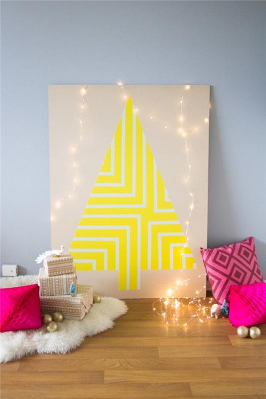 parlak ışık çelenk ile süslenmiş floresan sarı baskılı kağıtta Noel ağacı desenli zemin üzerinde oldukça dekoratif çerçeve