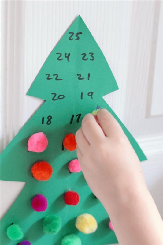 Anaokulunda yapılacak varış takvimi, renkli ponponlarla süslenmiş yeşil karton kağıtta Noel ağacı