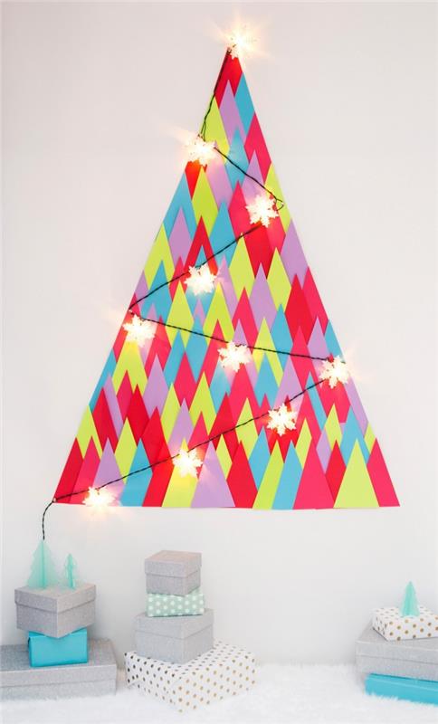 sieninė Kalėdų eglutė, pagaminta iš įvairių spalvų popierinių trikampių, papuošta gana lengva girlianda, Kalėdų puošmena, pagaminta iš popieriaus mažam miegamajam
