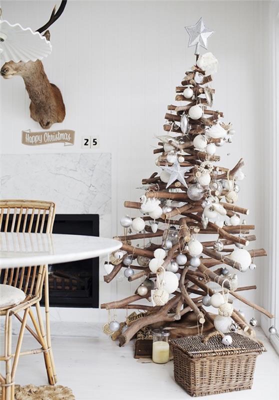 dallardan yapılmış ve oturma odasının temiz iç mekanıyla uyumlu beyaz ve gümüş Noel topları ile süslenmiş rustik ve doğal tarzda ahşap Noel ağacı